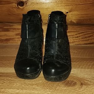 JBU Zip up Booties, size 7